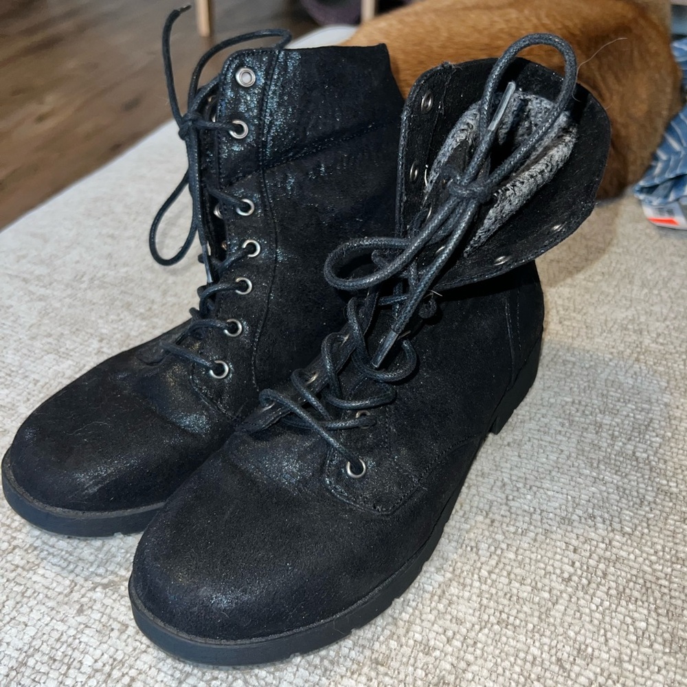 Arizona Black Lace-Up Ankle Boots. Great condition. Size 8.5